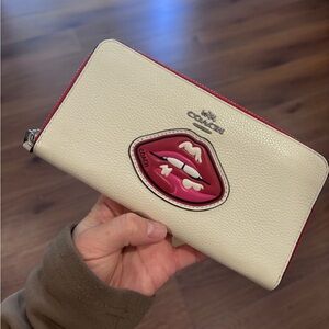 Coach LIPS ACCORDION ZIP WALLET IN PEBBLE LEATHER WITH TWO TONE ZIPPER